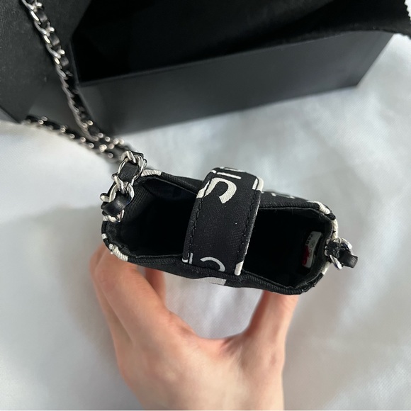 Authentic Chanel crossbody pouch with chain - Picture 7 of 15